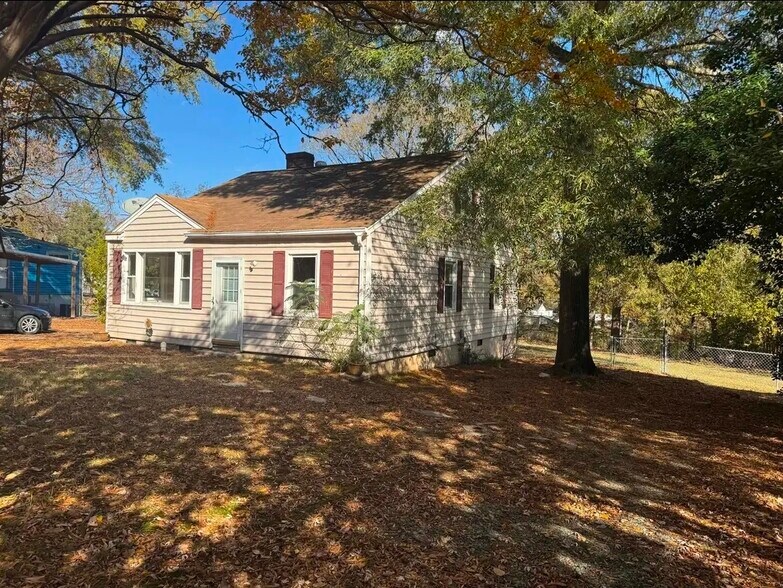 Building Photo - 305 Smith St