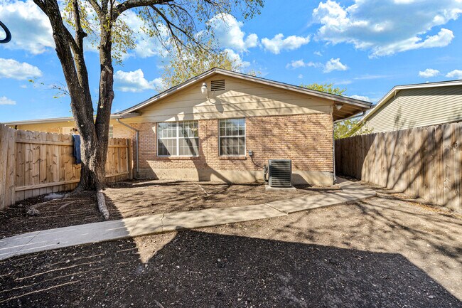 Building Photo - 308 E Cheryl Dr