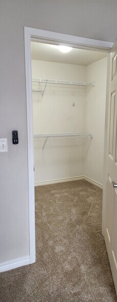 Walk In Closets - 902 Bridges Dr