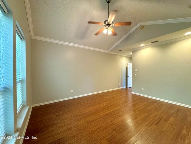 Building Photo - 900 Paradise Ln