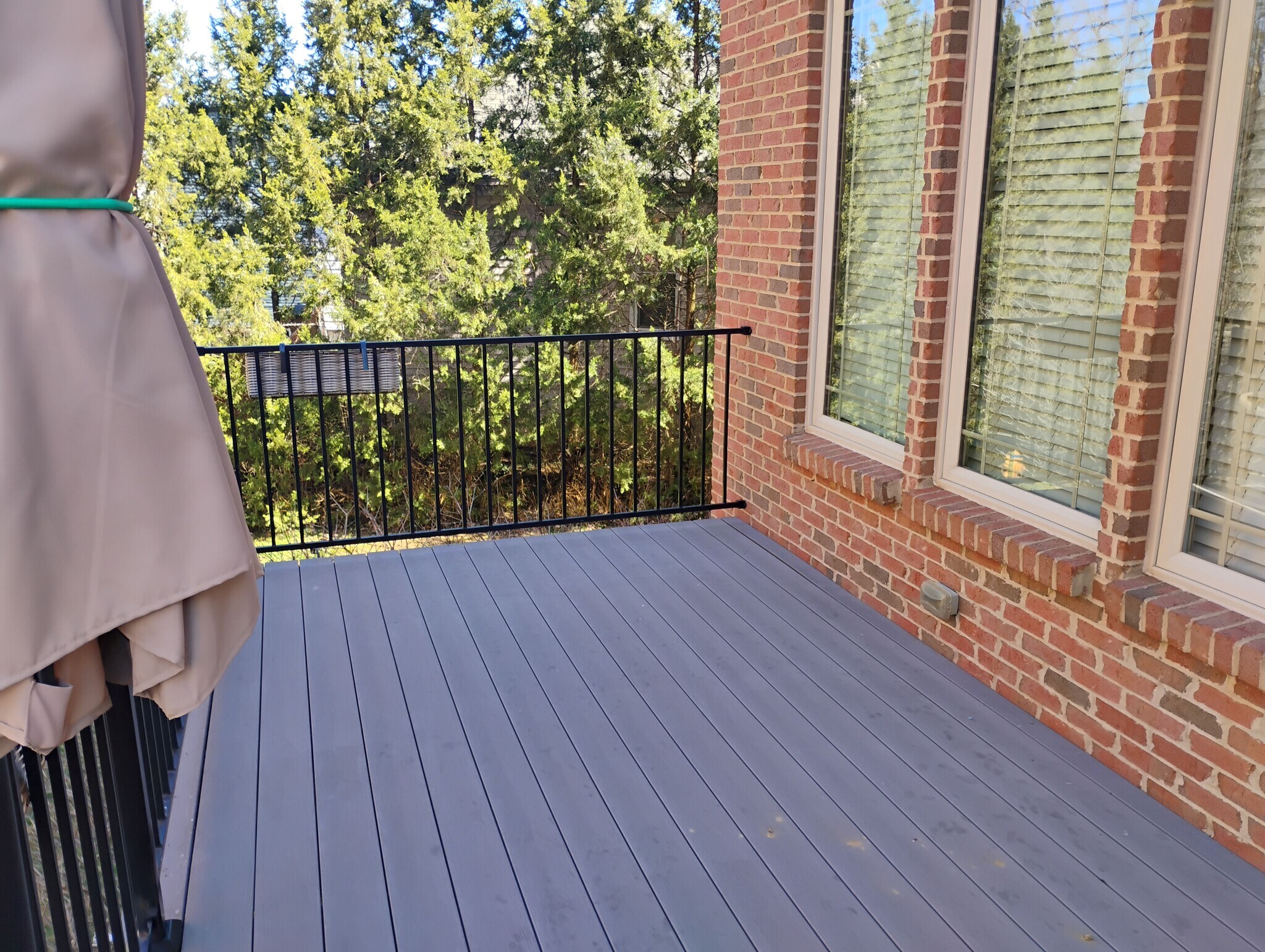 Building Photo - 323 Eden Ave