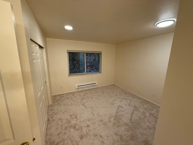 Building Photo - Tastefully Updated Issaquah 2bd 2bath Condo!