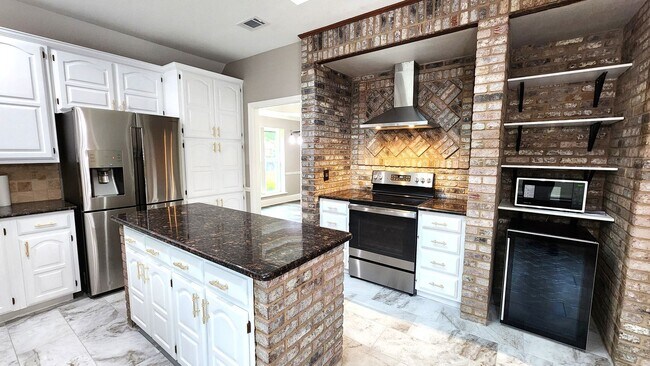 Building Photo - Remodeled with Luxurious Finishes!