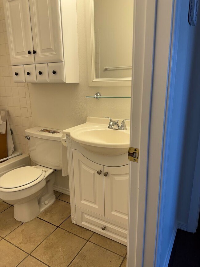 Building Photo - Charming 3 bedroom,  2 Bathroom