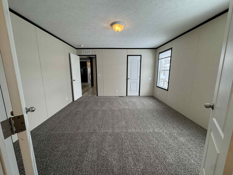 Building Photo - 48583 Pineview Dr