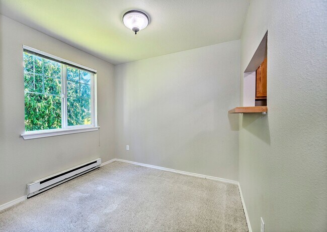 Building Photo - Echo Lake One Bedroom