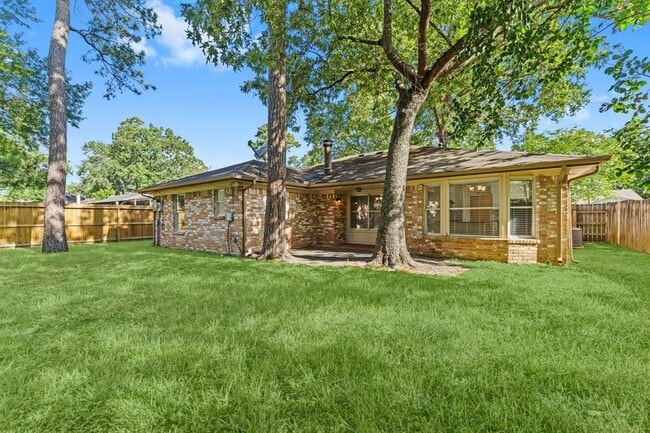Building Photo - 2102 Whitelaw Dr