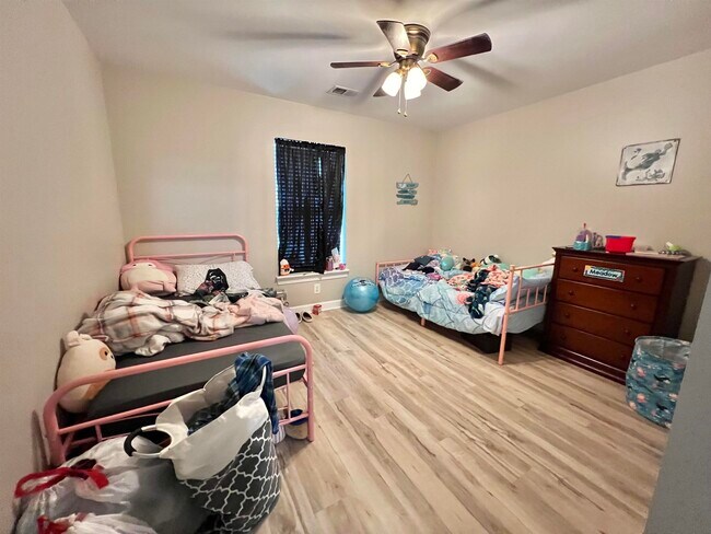 Building Photo - 1062 Fairway Ln