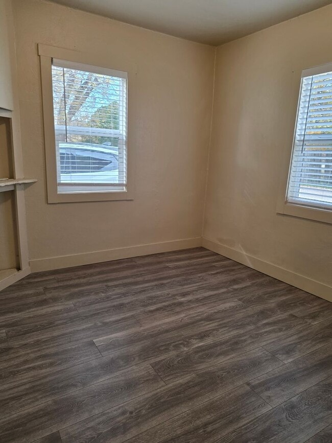 Building Photo - Cute 2 bedroom