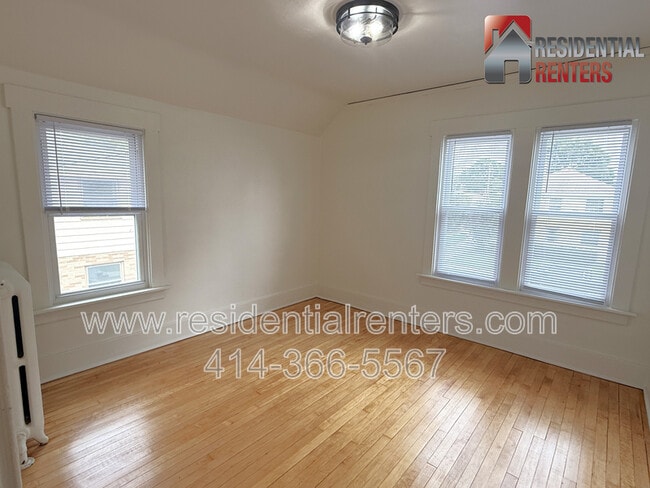 Building Photo - 2033 S 82nd St