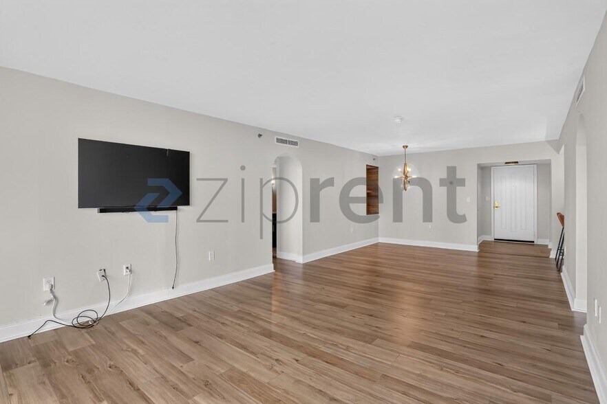 Building Photo - Unit 906
