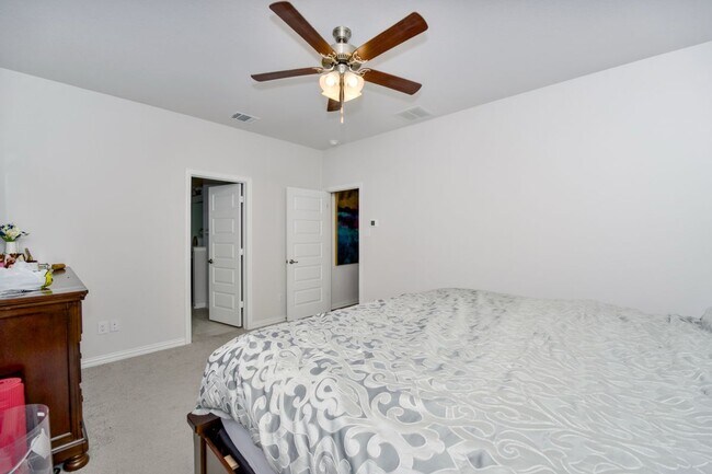 Building Photo - 1121 Milfoil Dr
