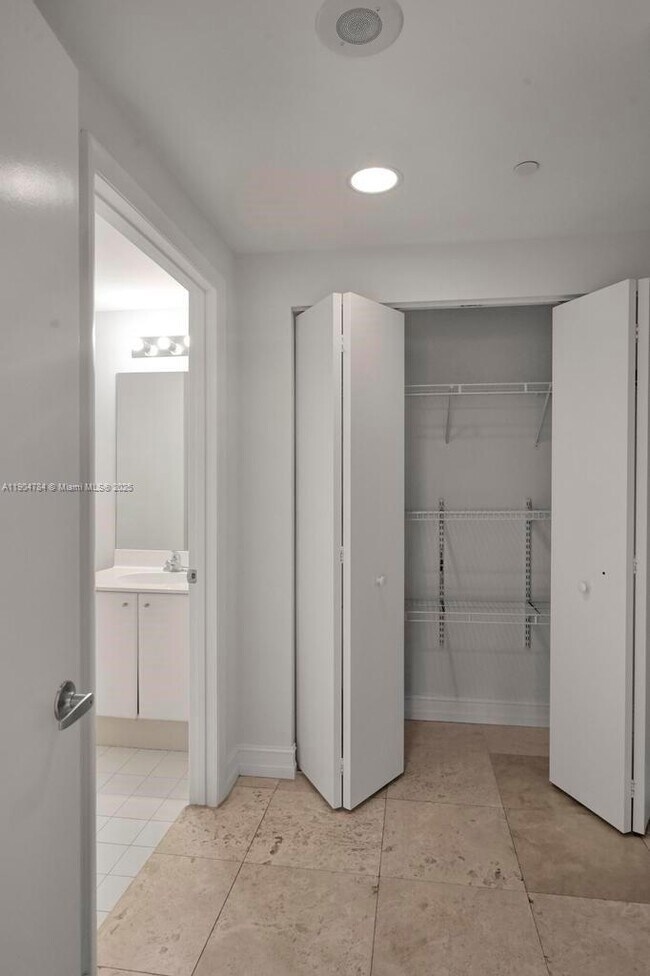 Building Photo - 2475 Brickell Ave