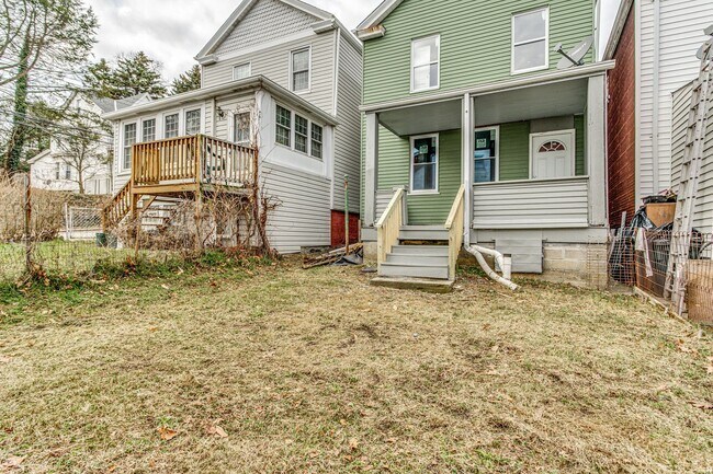 Building Photo - 2 Bedroom/1 Bath in Carrick - Available JULY!