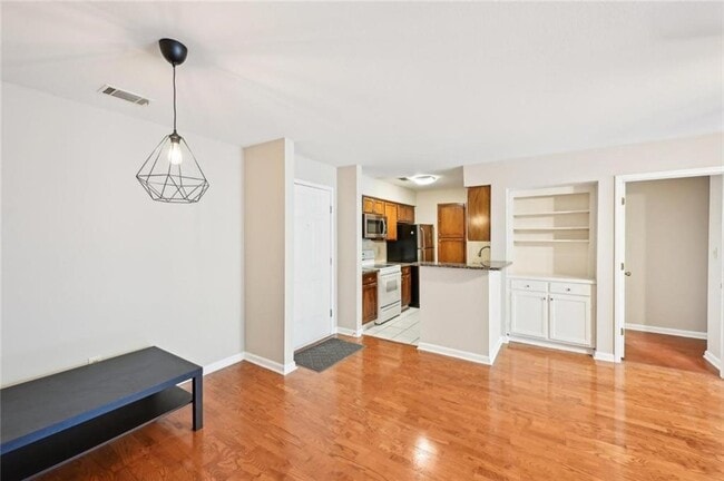 Building Photo - 2303 Pine Heights Dr NE