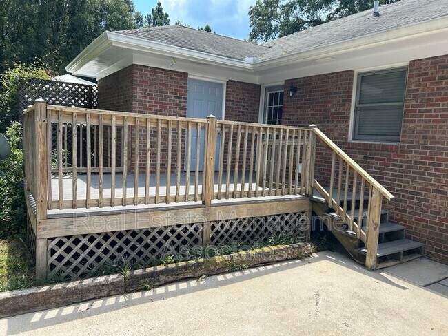 Building Photo - 604 N Pine Hill Rd