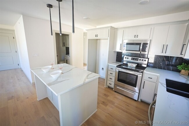 Building Photo - 108 W 2nd St