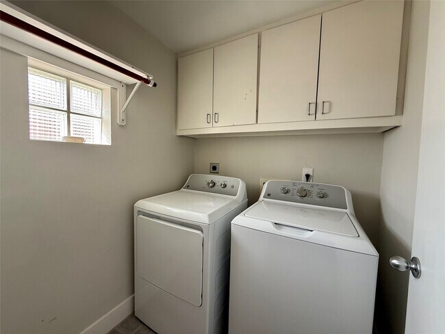 Building Photo - 9833 Sandra Ann Ct