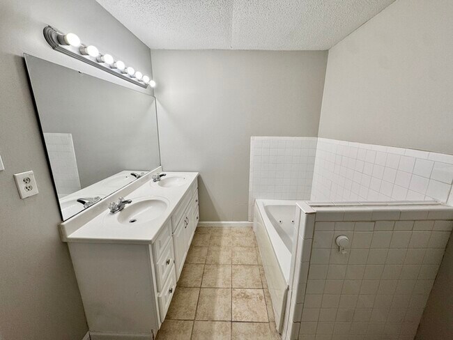 Building Photo - 2664 Richwood St