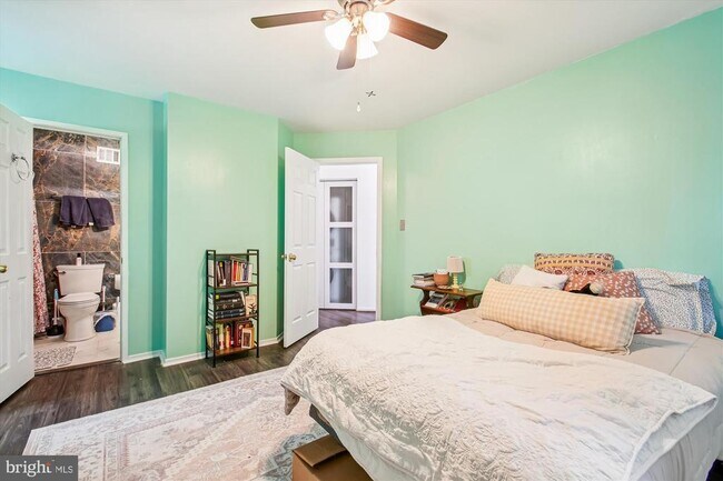 Building Photo - 8703 Village Green Ct