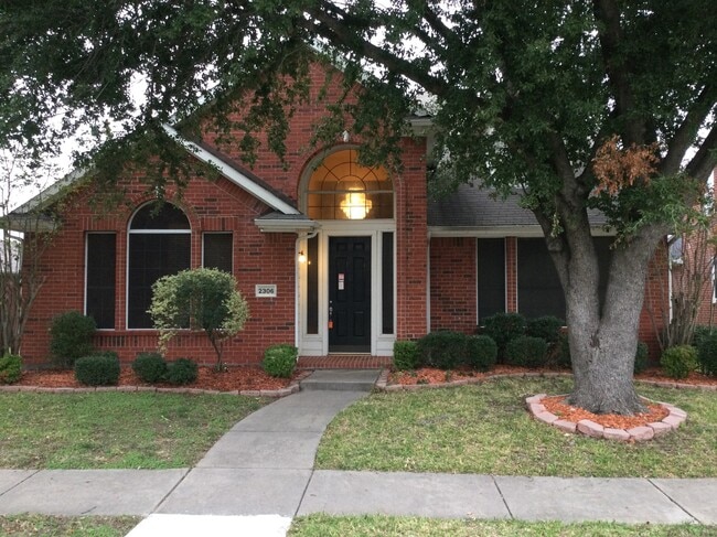 Building Photo - 2306 Valley Creek Dr