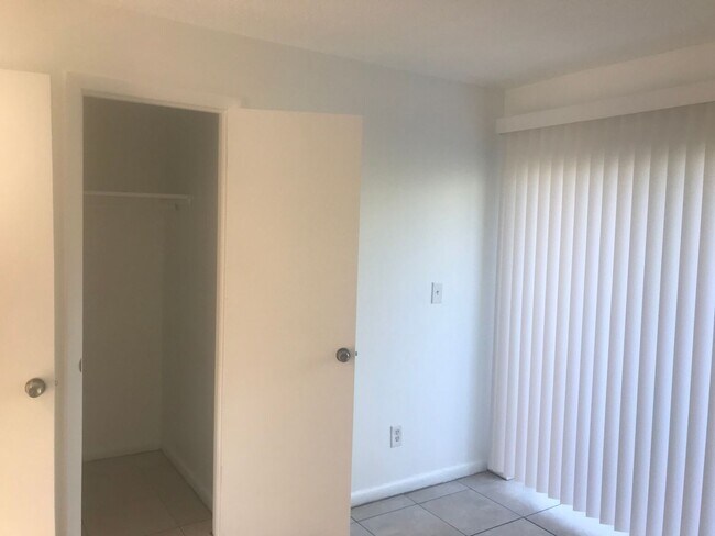 Building Photo - Vero Beach 2 Bedroom 1 Bath
