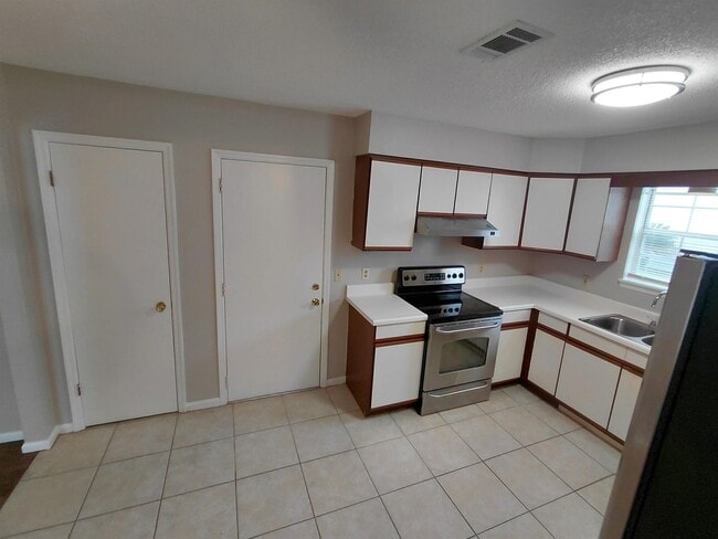 Building Photo - 1347 Lawndale Rd