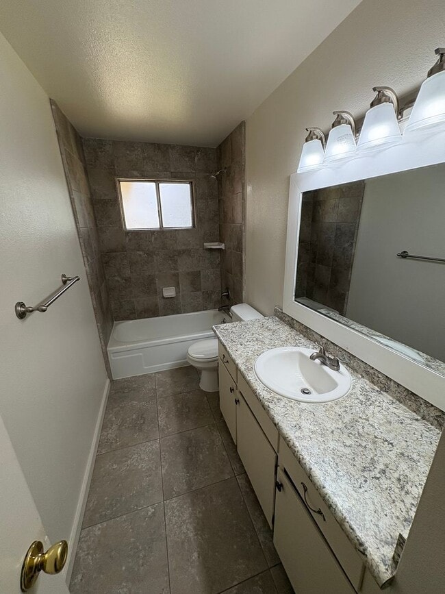 Building Photo - Spacious Home Available Now!