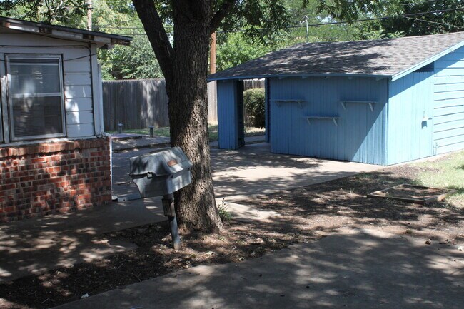 Building Photo - Updated 4 Bedrooms/2 Full Baths /2 Living Areas/2-car Garage