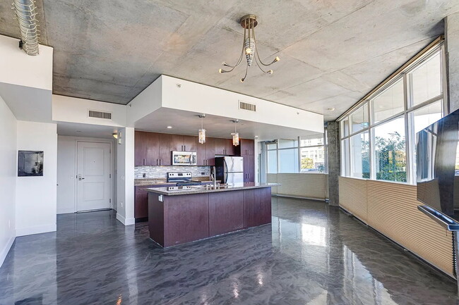 Building Photo - "Chic Urban Retreat: Spacious 1-Bedroom Oasis in the Heart of San Diego!"