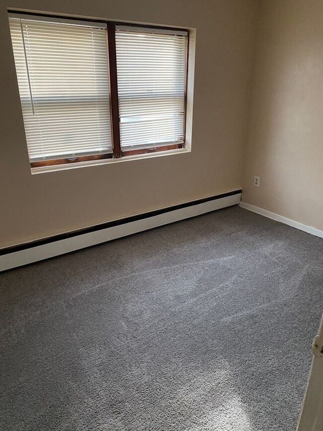 Building Photo - Spacious Two Bedroom Apartment