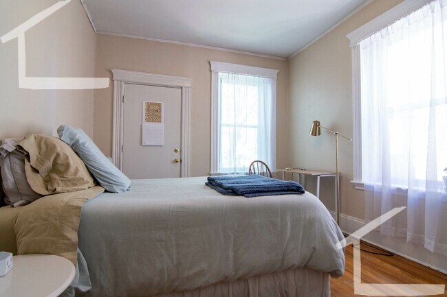 Building Photo - No Brokers Fee,3 Bedrooms unit on Coolidge Corner, Laundry on a Site, Heat, Hot Water Included