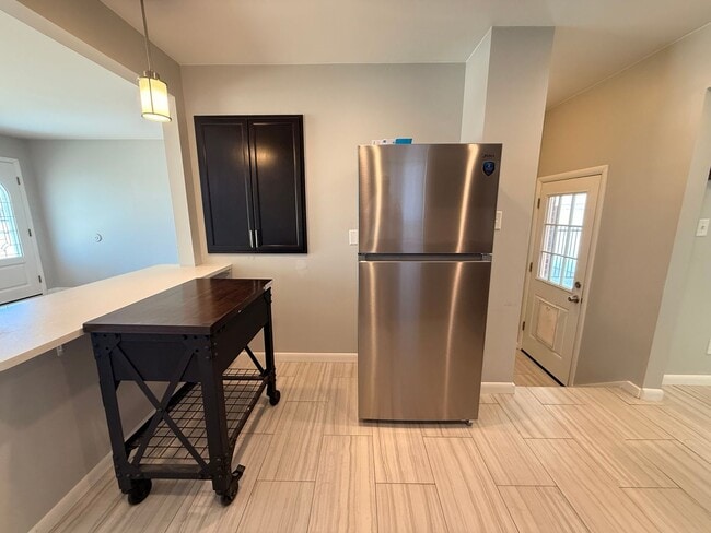 Building Photo - Spacious Twin Lakes Gem!!!