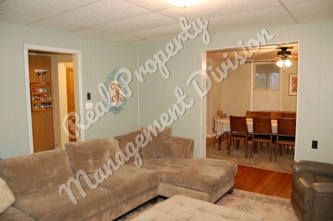 Building Photo - 3 Bed / 1.5 Bath Home | Huge Yard | Screened Front Porch | 2-Car Garage