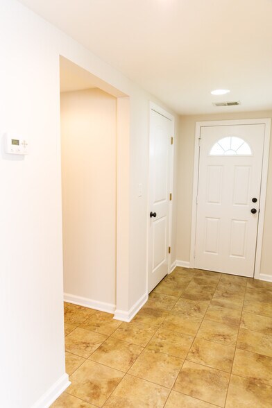 Building Photo - 116 America St