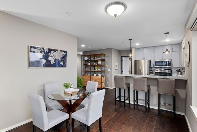 Building Photo - 2Bd/1.75Ba Seattle Condo