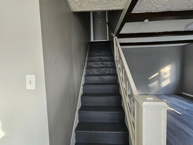 Building Photo - Spacious 2 bedroom 1 bath house for rent!