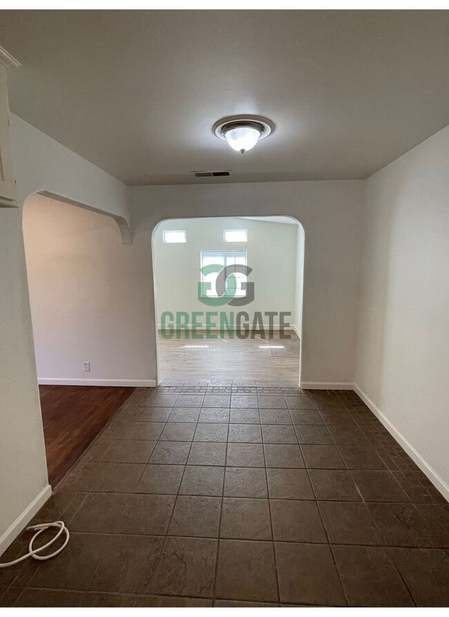 Building Photo - BEAUTIFUL 3 BEDROOM 2 BATH HOME MOVE IN RE...