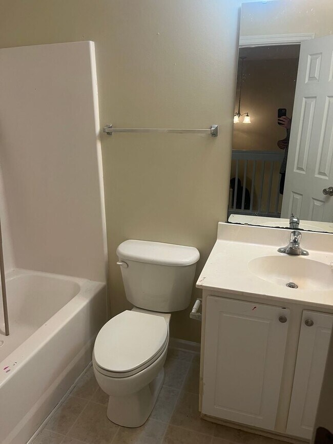 Building Photo - Available now. Grat 3BR/2.5 BA Townhome in Oak Bluff!