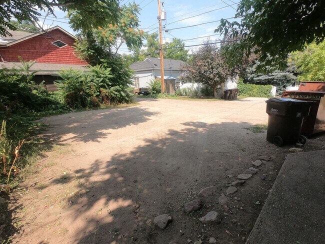 Building Photo - 3 Bedroom Apartment on West Side Of The Hill