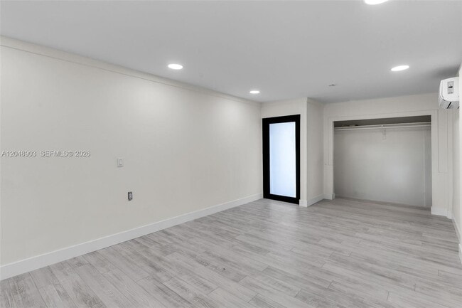 Building Photo - 725 SW 1st Ave