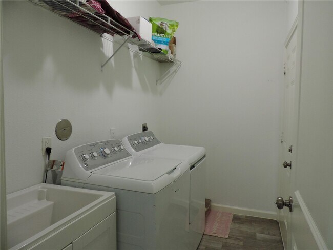 Building Photo - 2730 N Colosseum Ct