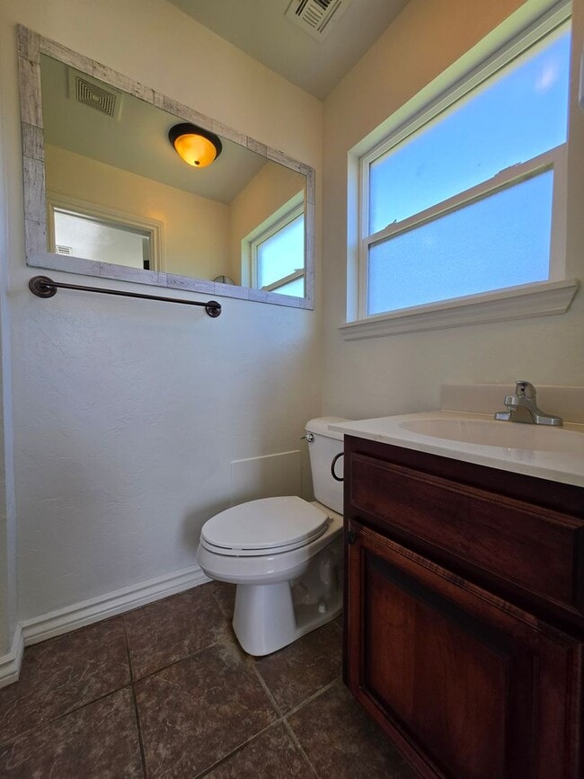 Building Photo - 3 bed, 2 bath home in Shawnee!