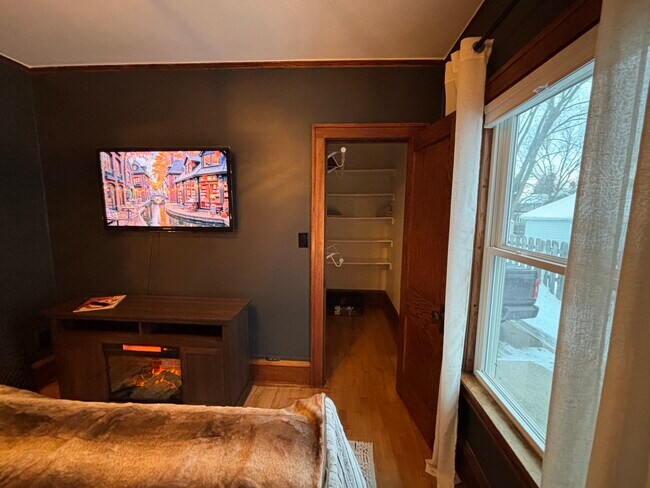 Building Photo - 717 S Fairview St