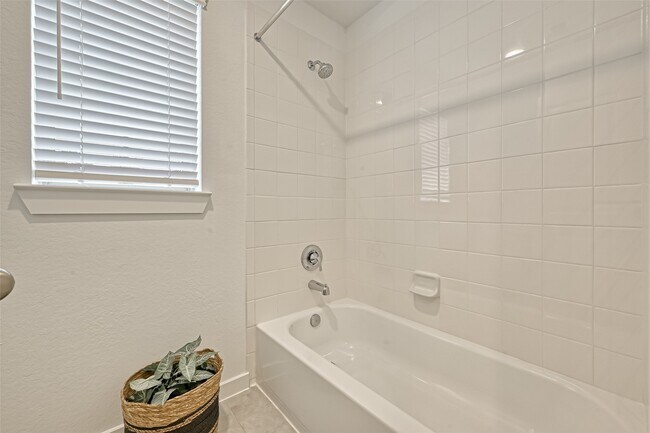 Building Photo - 323 Highland Bayou Dr