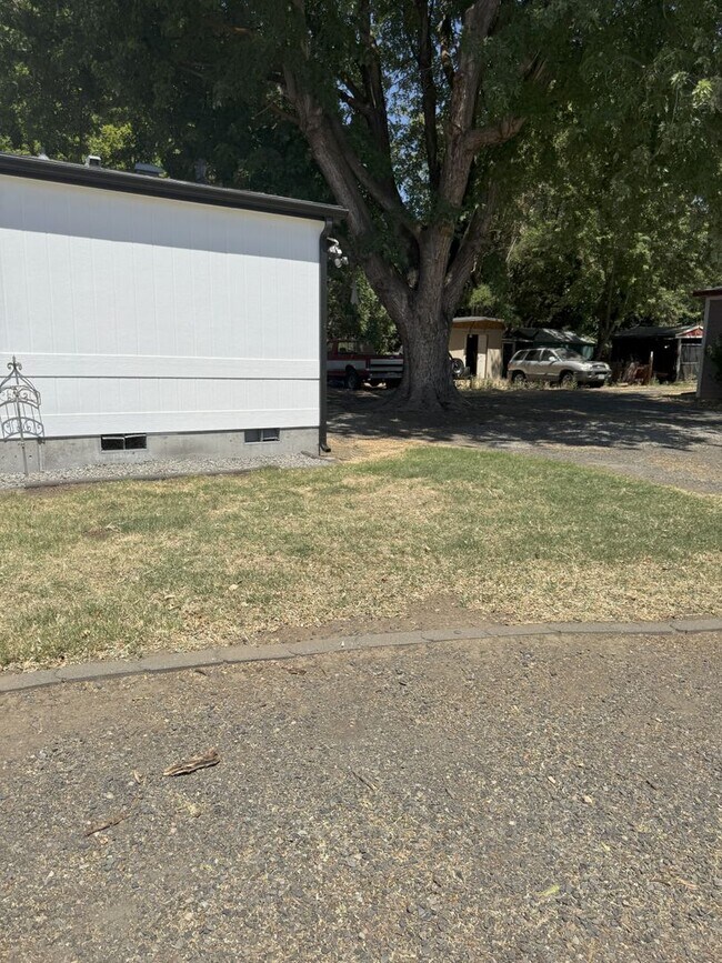 Building Photo - Large Echo home for rent