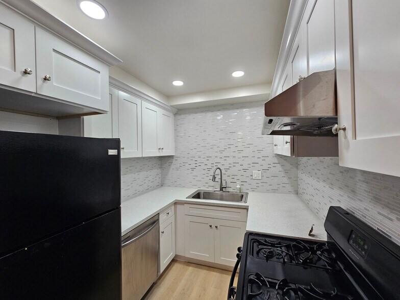 Building Photo - 1908 Clinton St