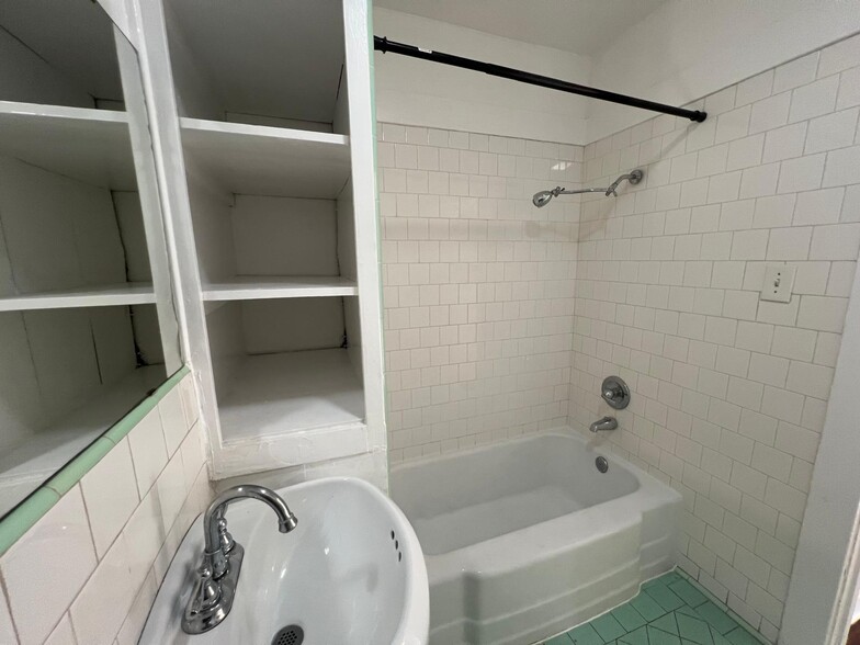 Building Photo - 640 S Mott St