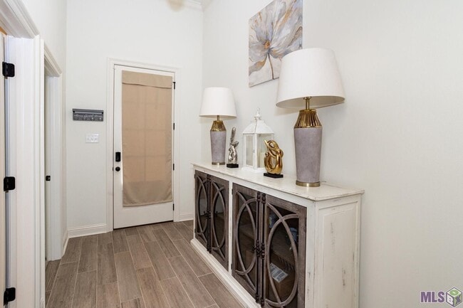 Building Photo - Fully Furnished!  5 bedroom, 3 bath home i...