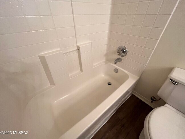 Building Photo - 5751 N Kolb Rd